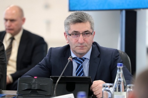 Губернатор Ростовской области Василий Юрьевич Голубев подписал документ о продлении полномочий министра по физической культуре и спорту Самвела Аракеляна