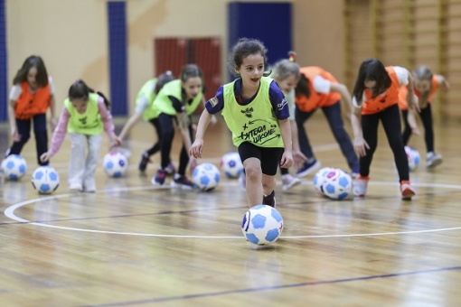 1,4 млн школьников в России играют в футбол на уроках физкультуры