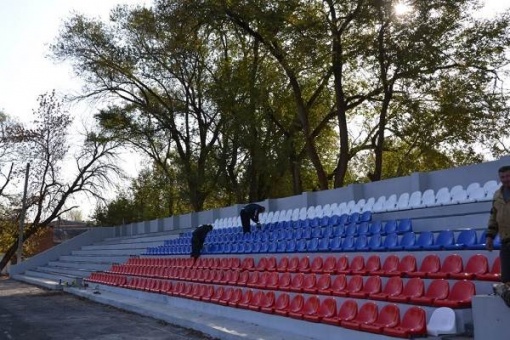 В поселке Гигант продолжается ремонт стадиона