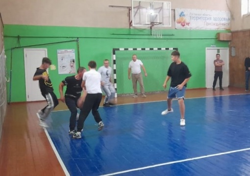 Футбольный турнир между командами отцов и детей прошел накануне праздника