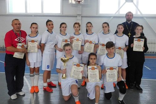 В Новошахтинске девчонок учат играть в футбол