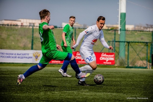 Как студенты в Крыму в футбол играли